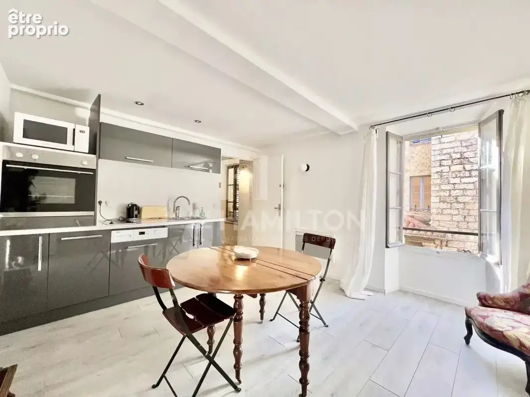 Boutique et appartement centre du village - photo 2