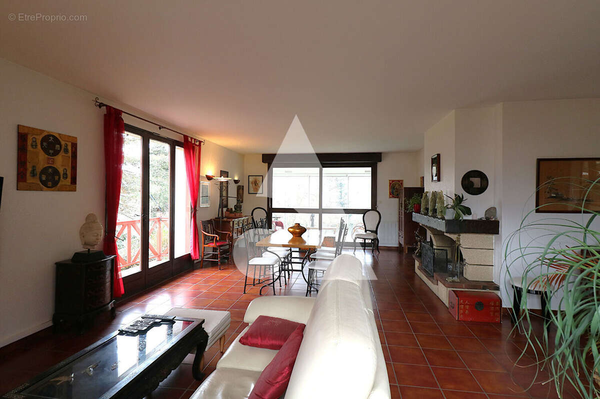 Robuste maison de 7 pièces et 215 m² - photo 4