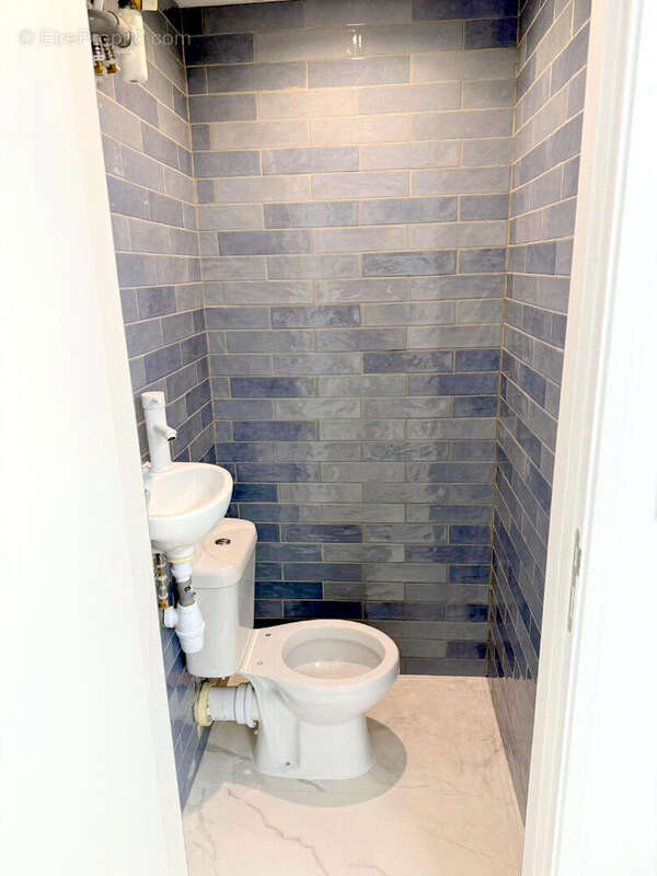 Commerce à LES CLAYES-SOUS-BOIS