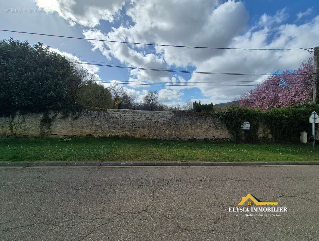 Terrain à CORNY-SUR-MOSELLE