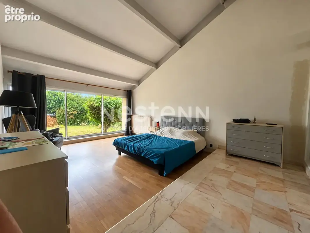Maison aux volumes exceptionnels. 200m² habitables, 4 chambres, dont 2 suites parentales, sous-sol total, terrain d'environ 5 00 - photo 10