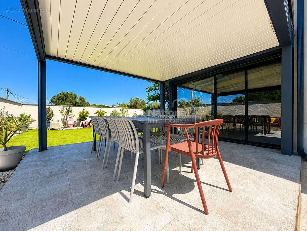 Maison T5 avec jardin, dépendance, garage et places de parking ! - photo 6