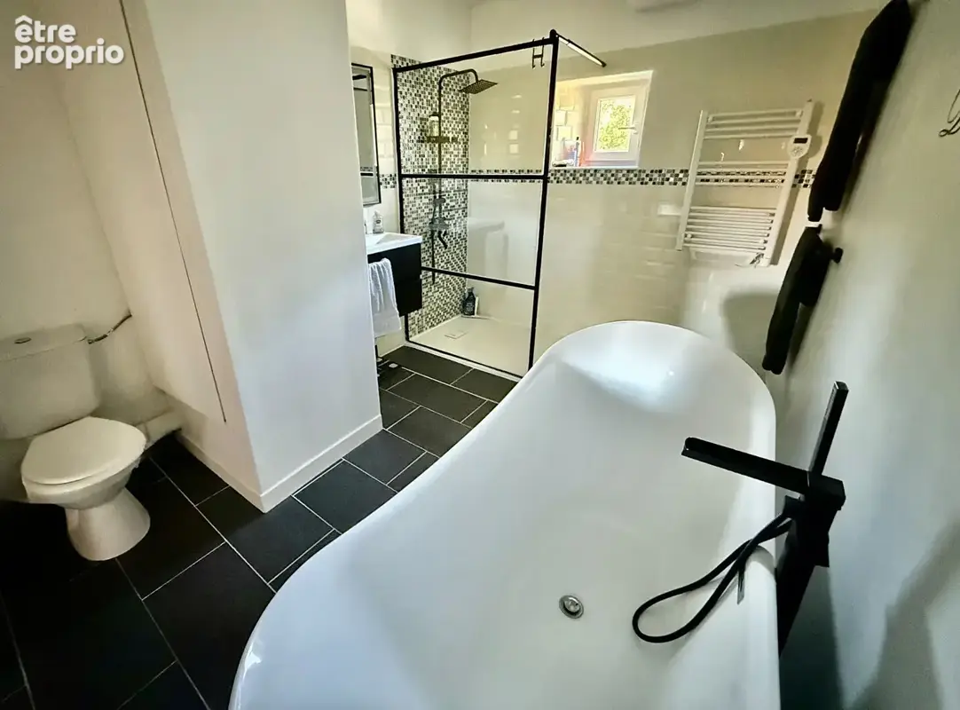 Exceptionnelle propriété de village avec gîte et piscine chauffée - Excellent potentiel de revenus - photo 9