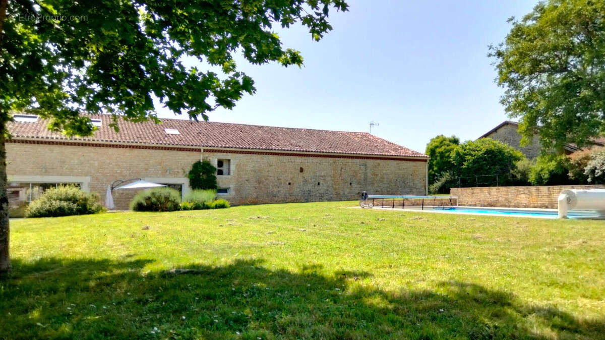 Magnifique Longère en Pierre, Maison d’Amis, Piscine, Vaste Grange, Vue Imprenable, Près d'Angoulême - photo 5