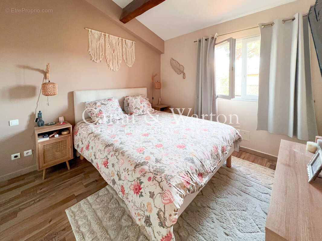 Domaine sécurisé à cavalaire: villa  t 5 rénovée avec de belles prestations - photo 5