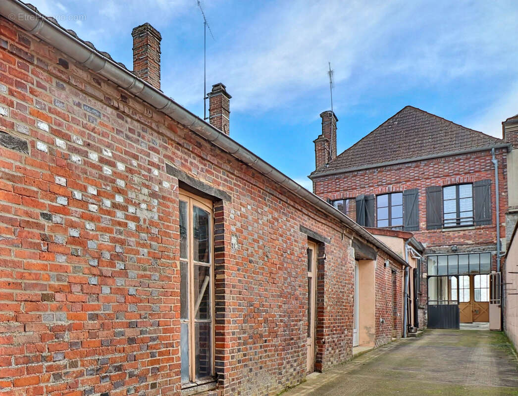 Maison pleine de charme en pierre   222 m2 de confort et de lumière dans un cadre paisible - photo 9