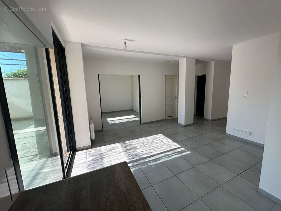 Vente en exclusivité à Meyrargues Aix nord LC Gestion vous propose un appartement de type 2/3 avec terrasse, cave et garage - photo 2
