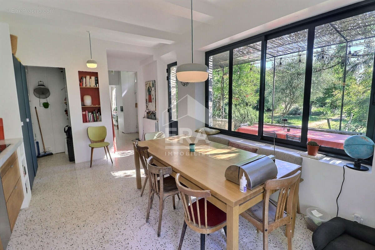 Maison à ENTRAIGUES-SUR-LA-SORGUE