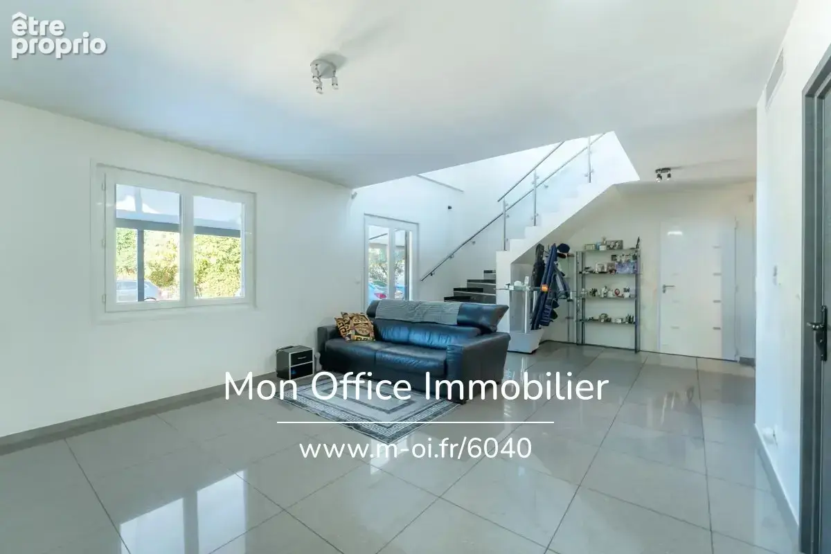 Référence : 6040-ABR. - Villa familiale rénovée de 166 m², DPE A, piscine et terrain paysager à Mimet - photo 2