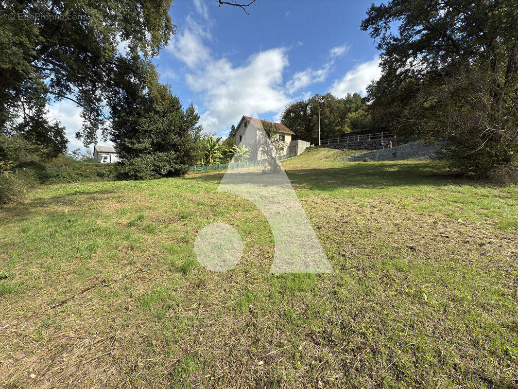 Terrain à LIVINHAC-LE-HAUT