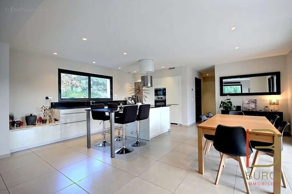 Maison à ROQUEBRUNE-SUR-ARGENS