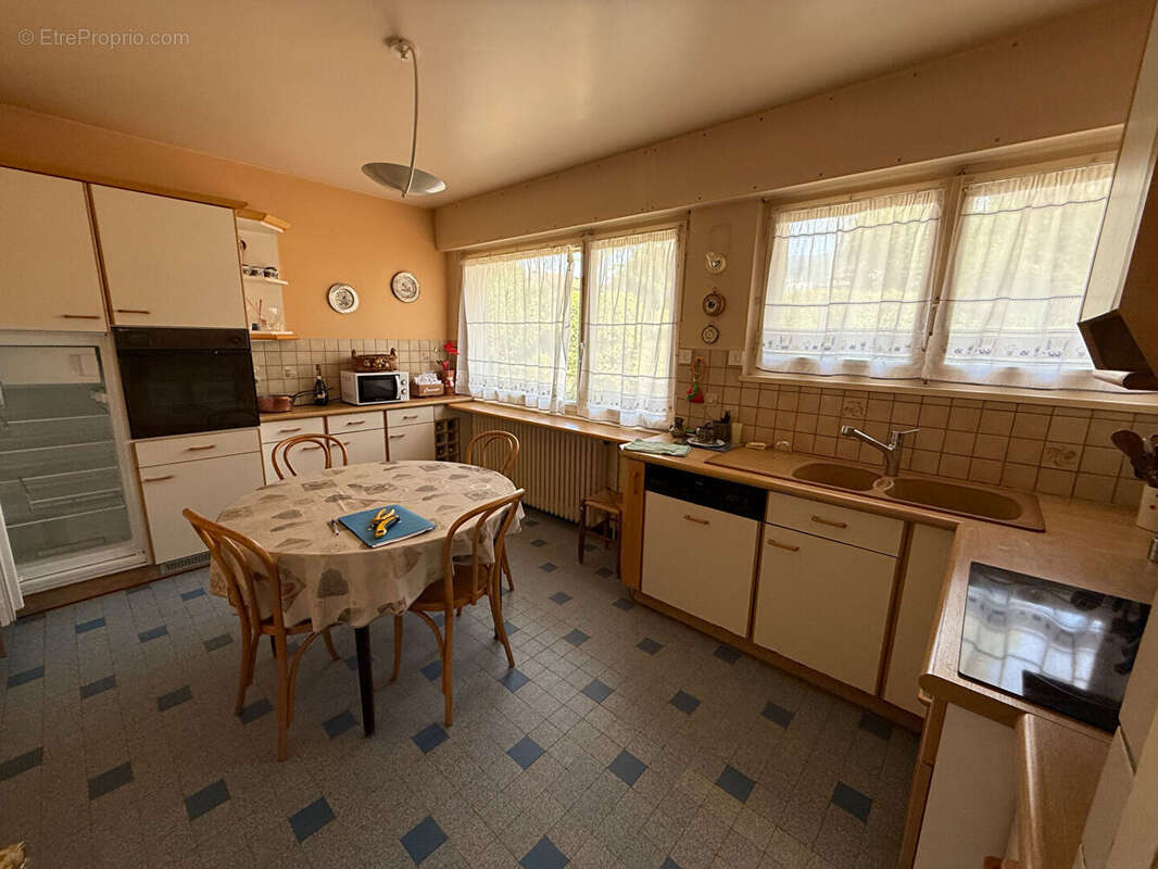 À vendre - Cranves-Sales - Maison d'architecte de 225 m² habitables sur 1 364 m² de terrain - photo 6