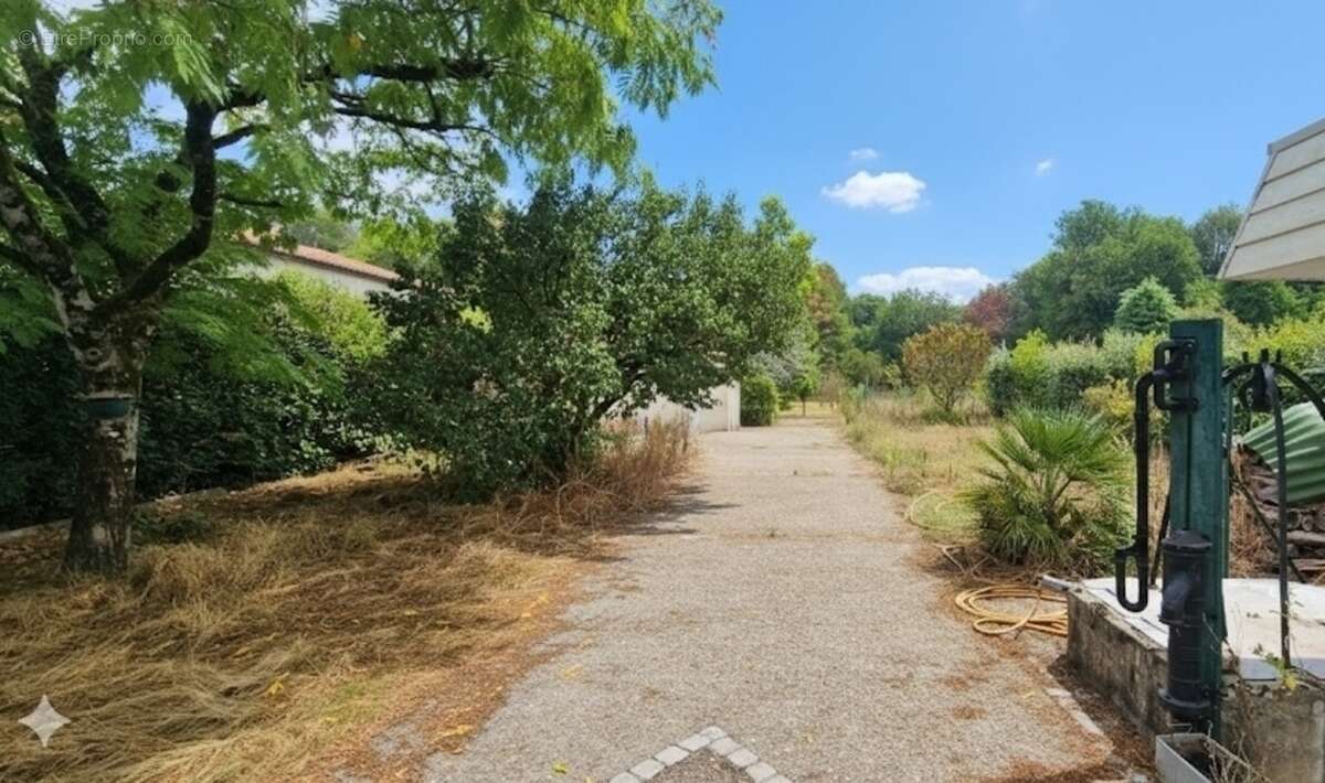 Maison à vendre 8 pièces SAINT YRIEIX SUR CHARENTE (16) avec grand terrain - photo 19
