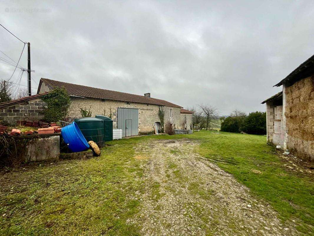 Corps de ferme avec dépendances à rénover - photo 2