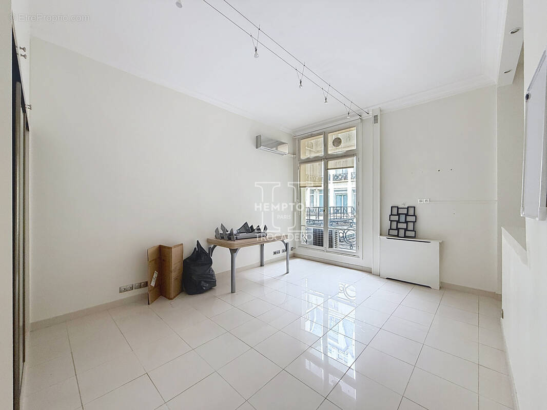 Commerce à PARIS-8E