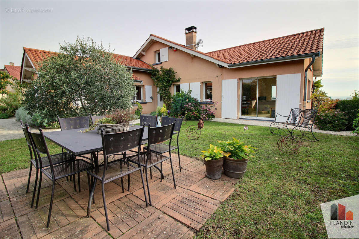 Belle villa traditionnelle de 217m2 habitables sur une parcelle de 1600m2 - photo 3