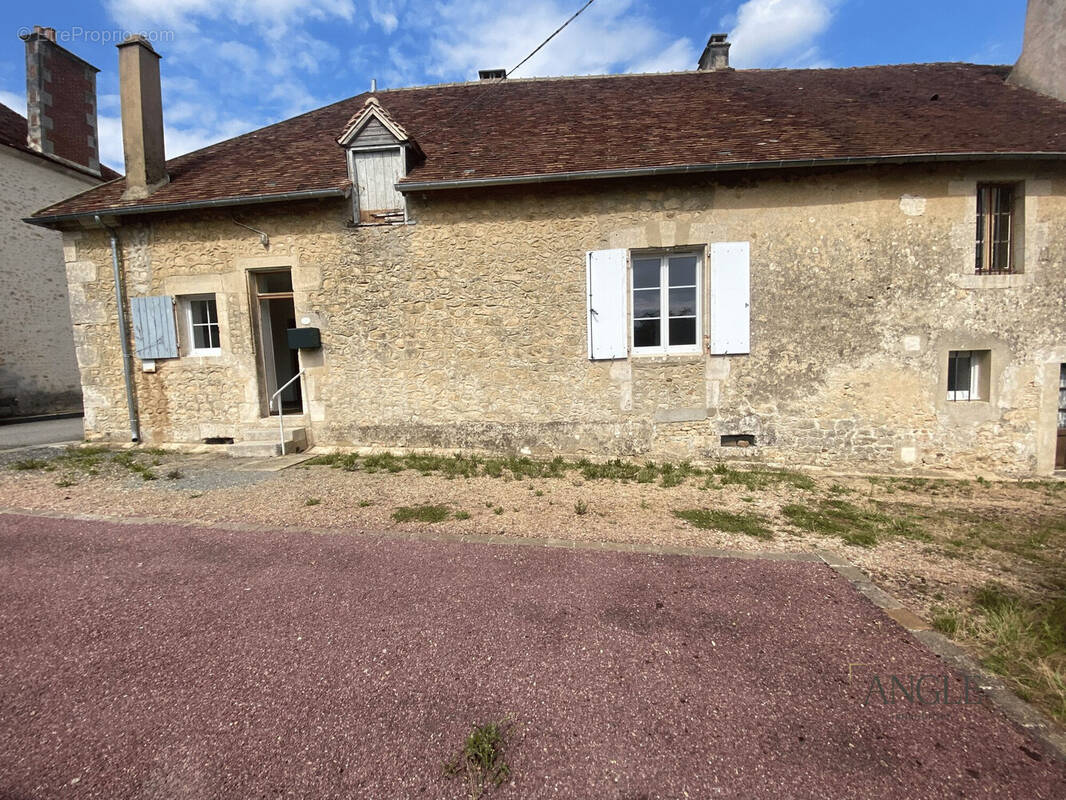 Maison à AILLIERES-BEAUVOIR