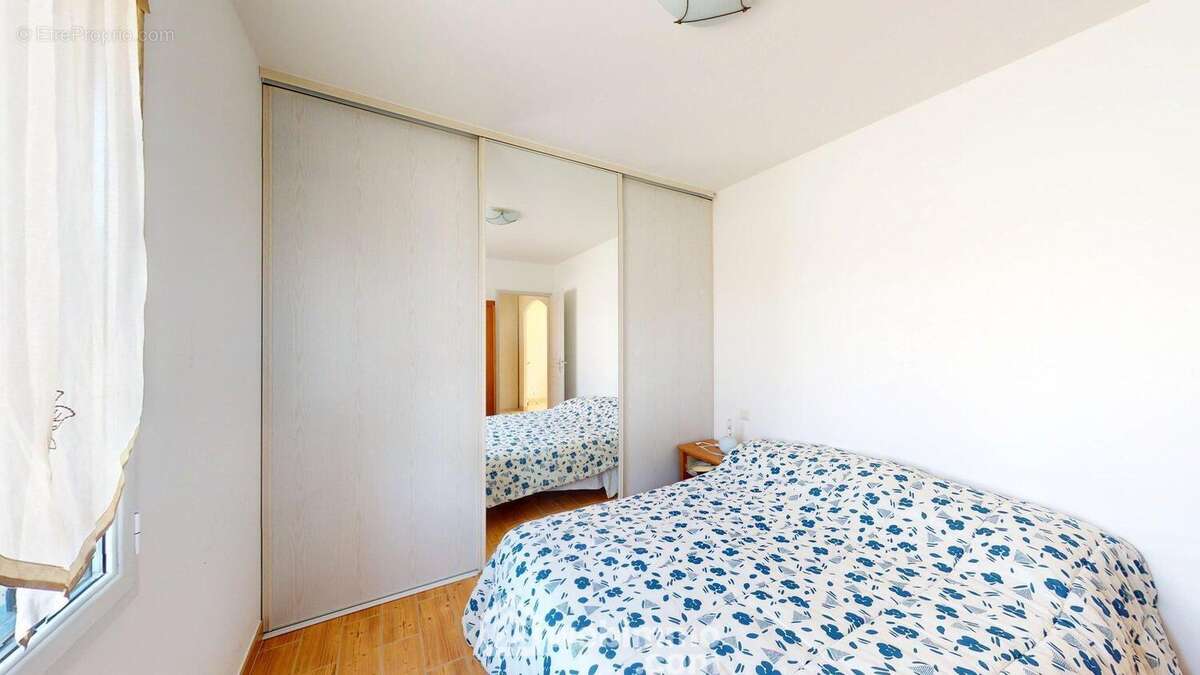 Chambre 1 avec placard intégré - Maison à JARD-SUR-MER