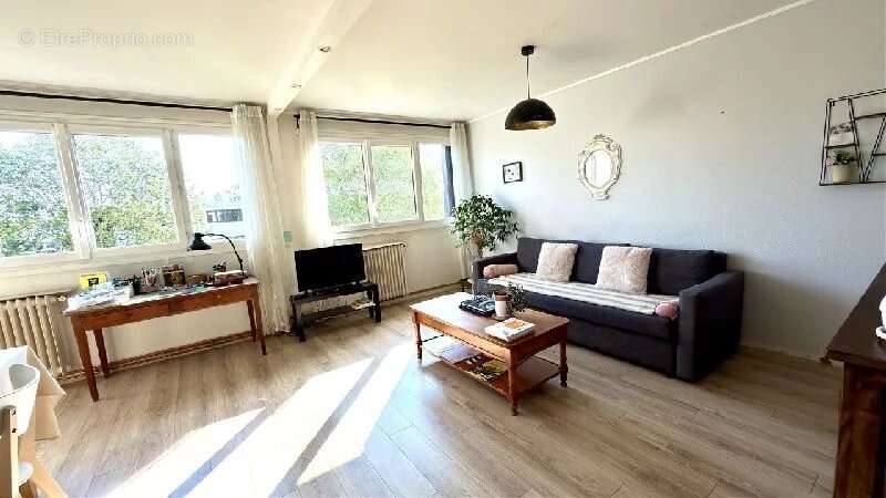 Appartement à SAINTE-GENEVIEVE-DES-BOIS