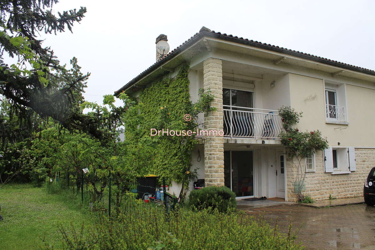 Maison à ROULLET-SAINT-ESTEPHE