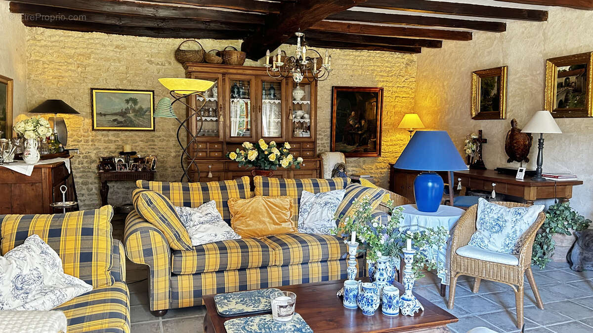 Maison à SAINT-PIERRE-DE-JUILLERS