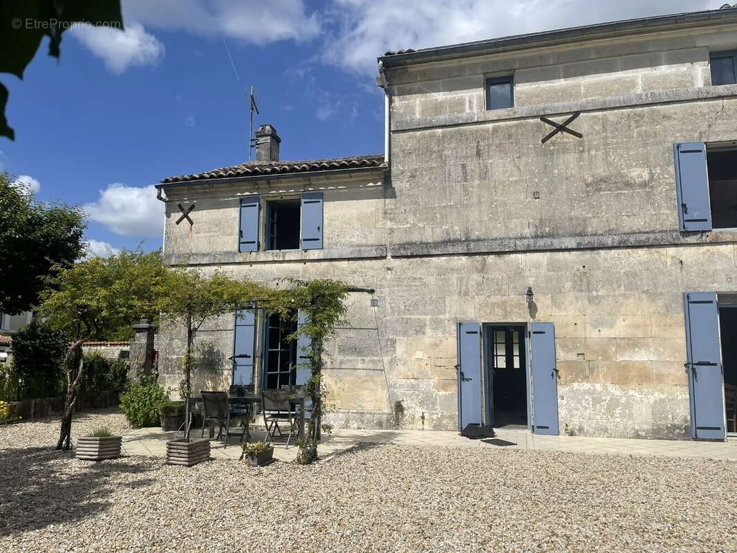 Maison à SAINT-MEME-LES-CARRIERES