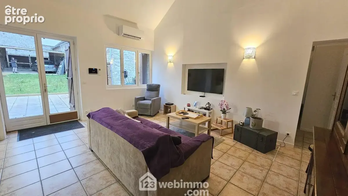 Voici le séjour très lumineux de 22 m². - Maison à PUISEAUX
