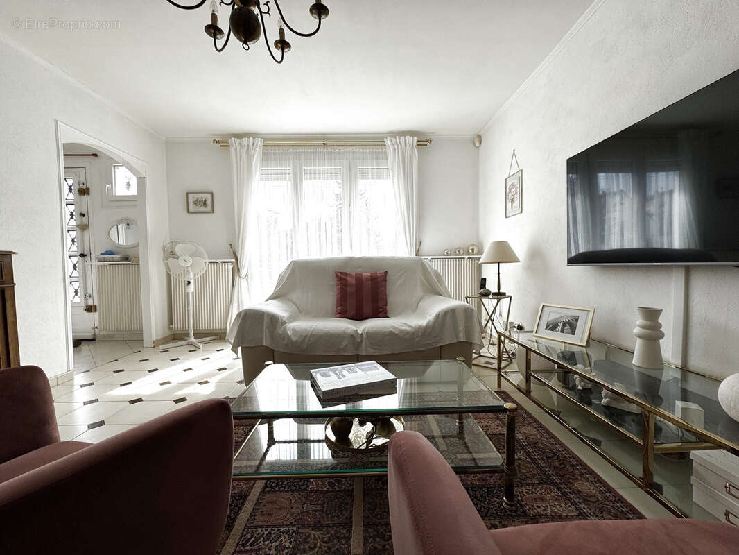 FOSSES maison individuelle élevée sur sous sol total et 509 m2 de terrain - photo 4