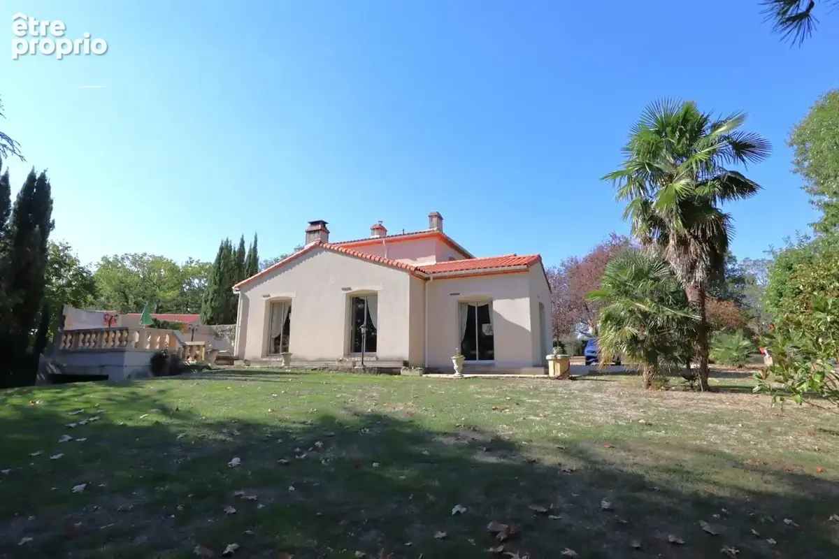 Centre Bourg, Maison offrant 4 CH, 2 SDE, 3 WC, sur 3000 m2 - photo 2