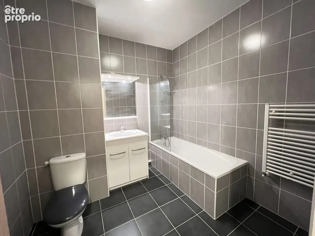 Appartement T3 - 69m2 + garage - Proche Place Napoléon LA ROCHE SUR YON - photo 9
