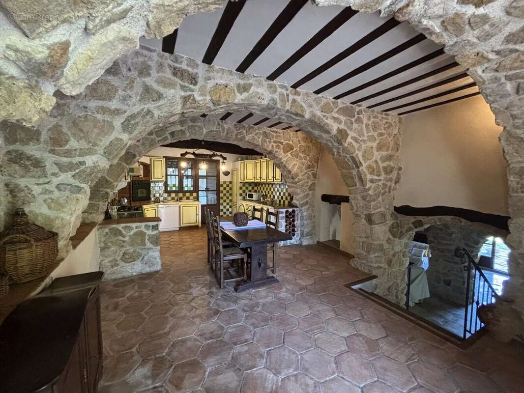 Maison à CHATEAUDOUBLE