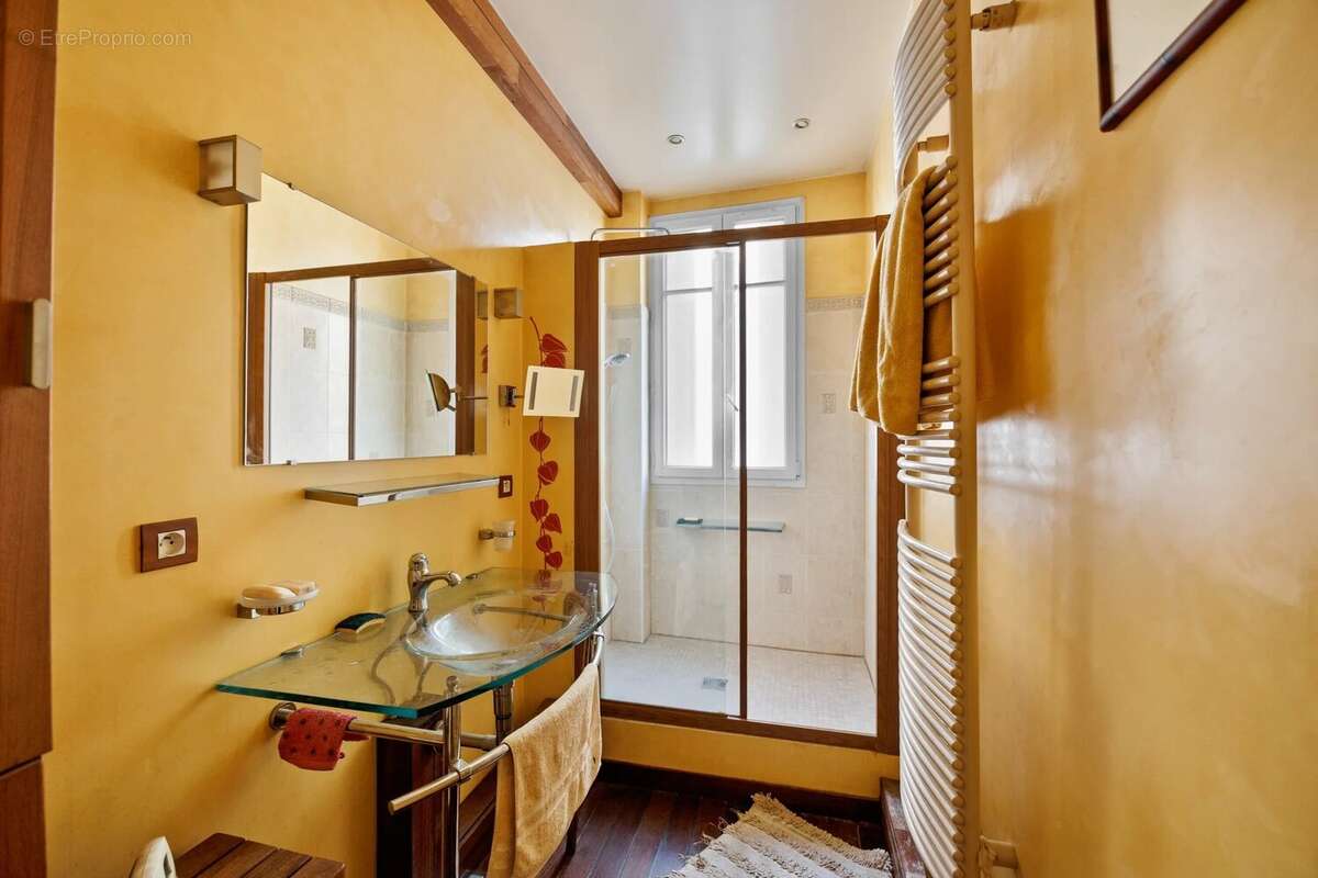 Appartement à COURBEVOIE