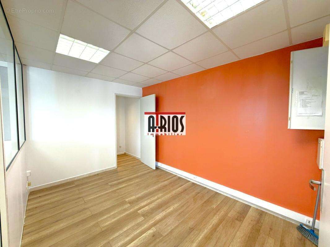 Local commercial de 49m² - photo 2