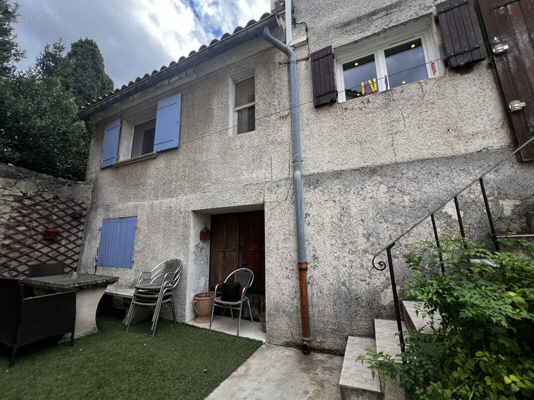 Maison à FONTVIEILLE