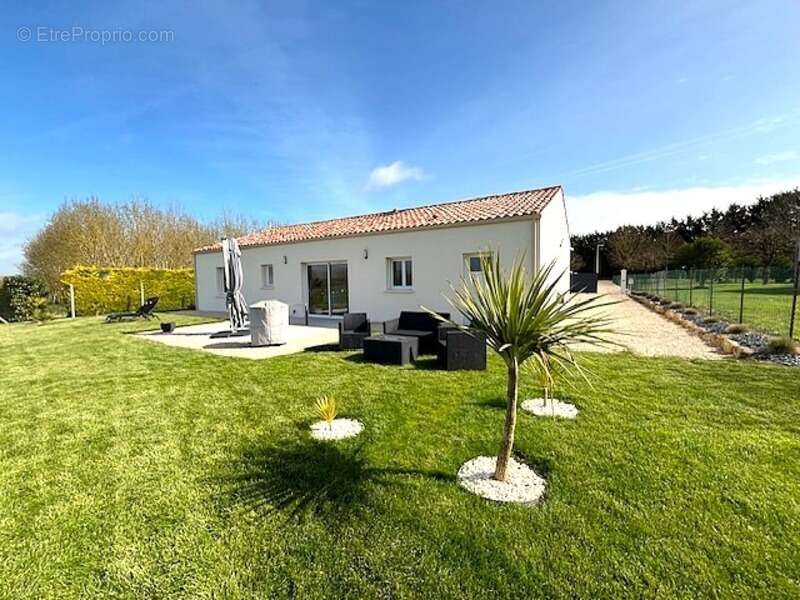 Maison à SAINT-JEAN-D'ANGELY