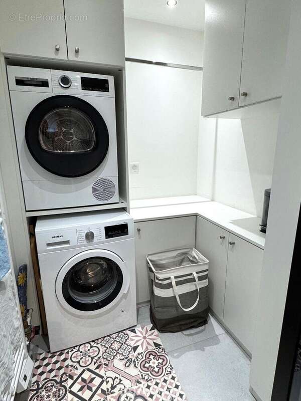 Ce niveau est complété par une buanderie et un garage double avec porte automatique. - Maison à SAINTE-GENEVIEVE-DES-BOIS