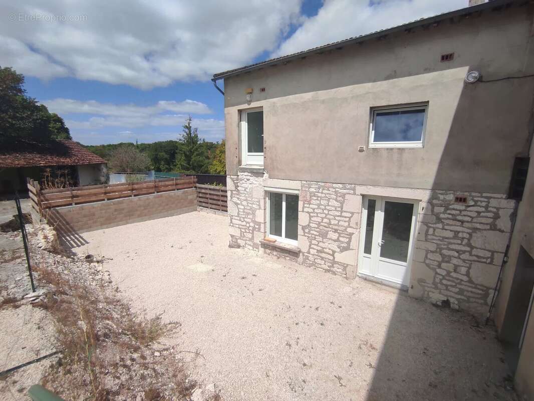 Grand duplex rénové avec cour et parking - photo 7