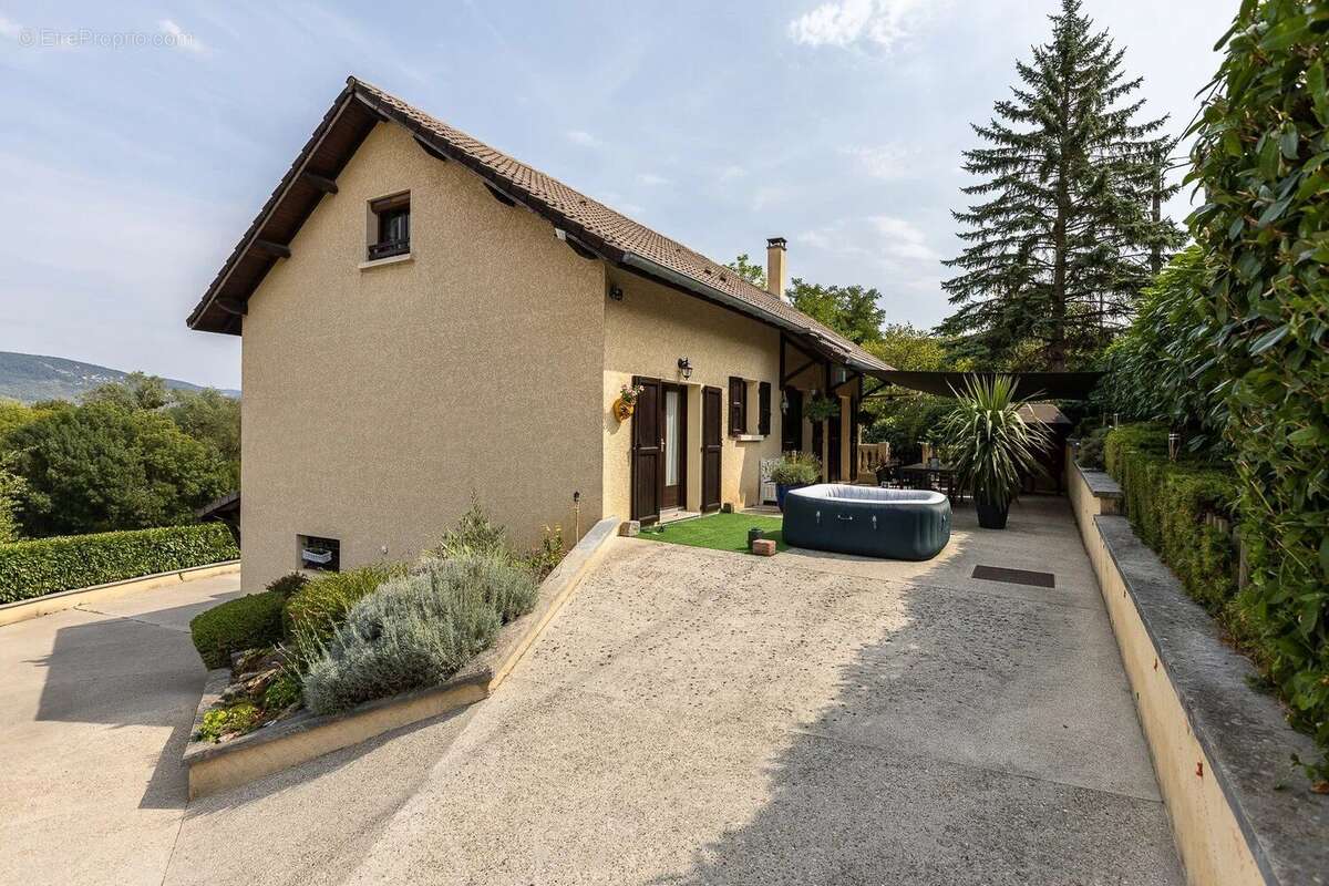 Maison à BOUVESSE-QUIRIEU