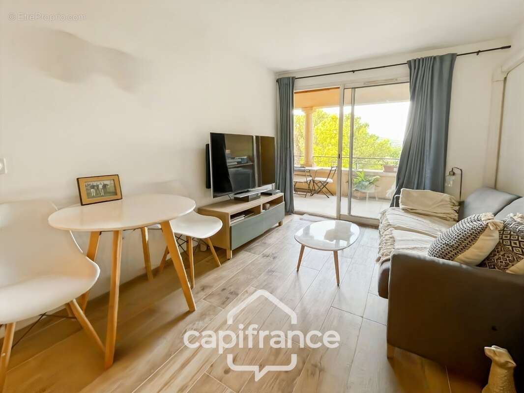 HOTEL DU GOLF  appartement 2ème et dernier étage  rénové et climatisé  de 33 m2 , trou n° 8 , sud ouest , une chambre,  loggia t - photo 4
