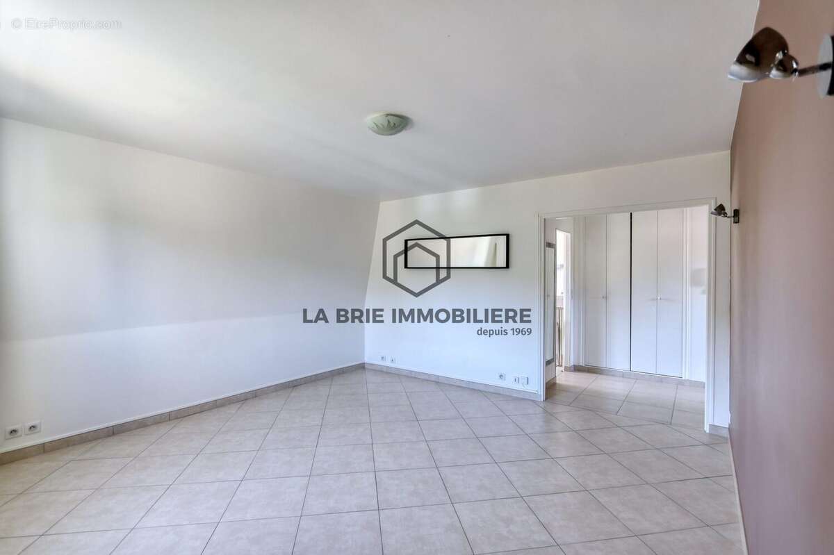 Appartement 49 m² à Mandres-Les-Roses  - photo 2