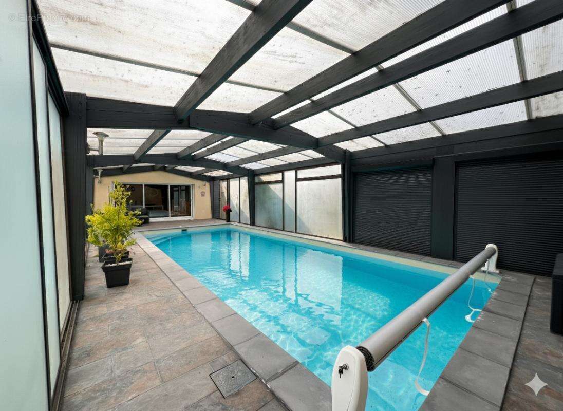 Maison rénovée avec jardin et piscine - photo 17