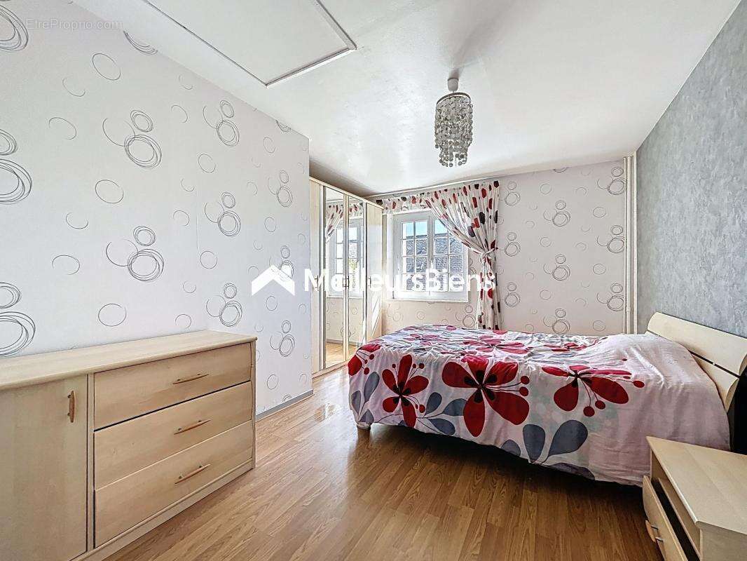 Maison à MONTREUIL-LE-GAST