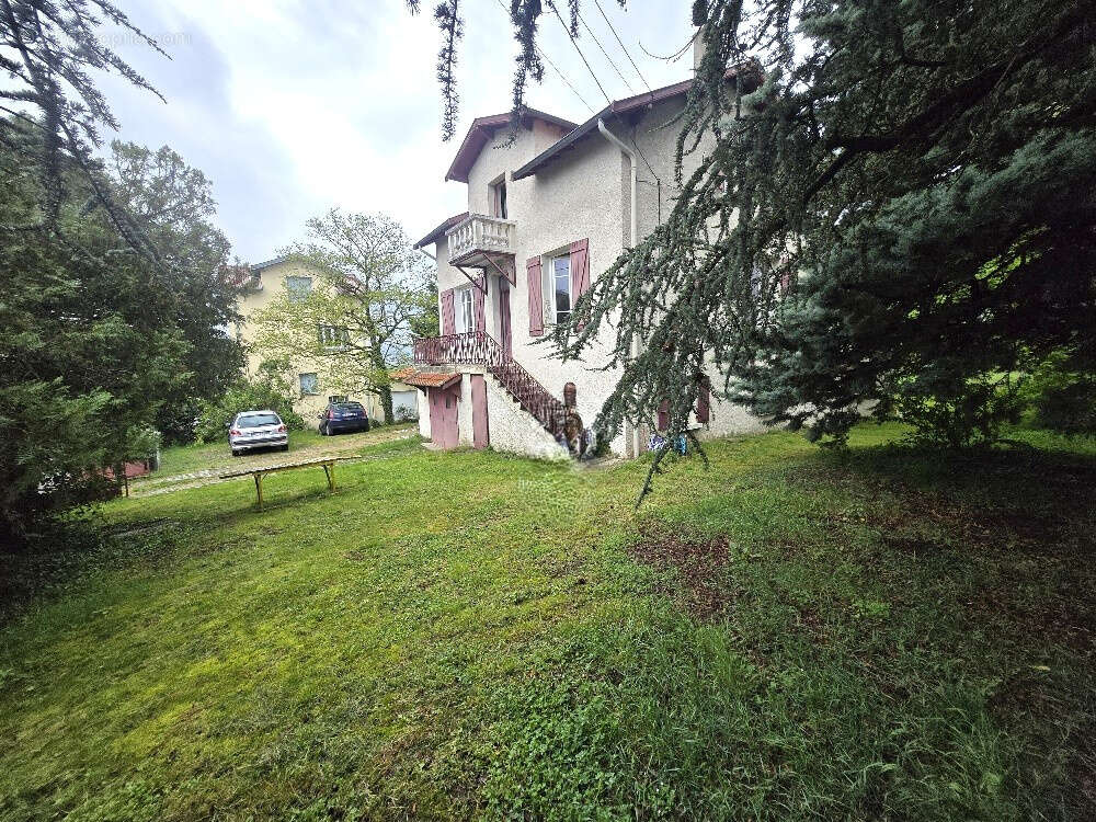 Maison familiale de caractère à Chaponost, 244 m2 habitables (304 m2 au sol total) sur terrain clos et arboré - photo 2