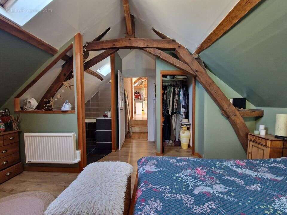 CHAMBRE AVEC SALLE DE BAIN - Maison à LA POUEZE
