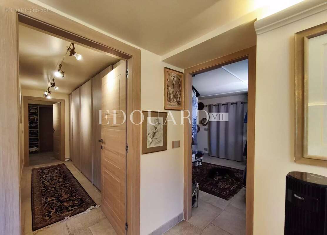 Splendide propriété de 300 m² en excellent état avec home cinéma, superbe piscine et pool house - photo 32