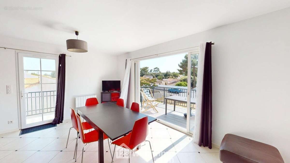 Salon séjour balcon - Maison à LA TRANCHE-SUR-MER