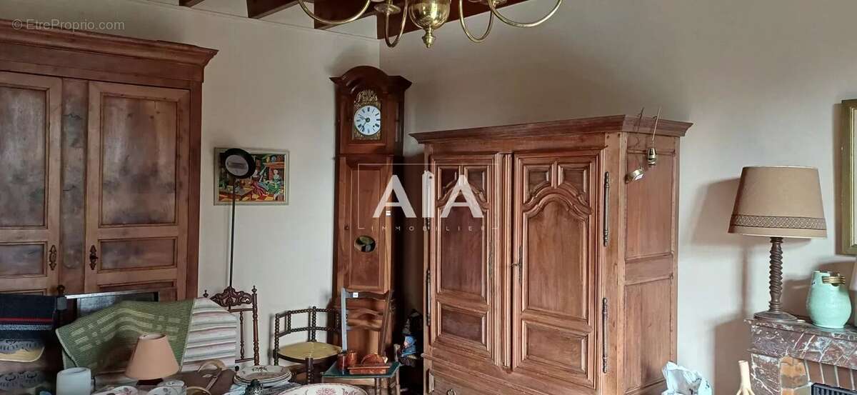 Maison à LES ADJOTS
