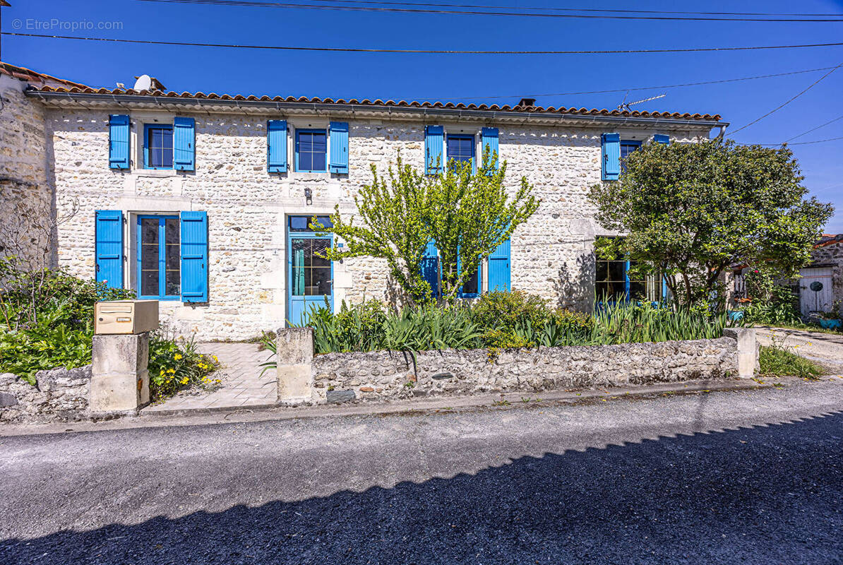 Maison à MORNAC-SUR-SEUDRE