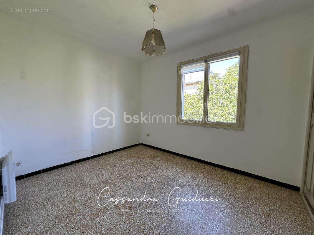 Maison de 112 m² • Potentiel T2 séparé + Habitation 3 chambres • Jardin & Grand Garage - photo 9