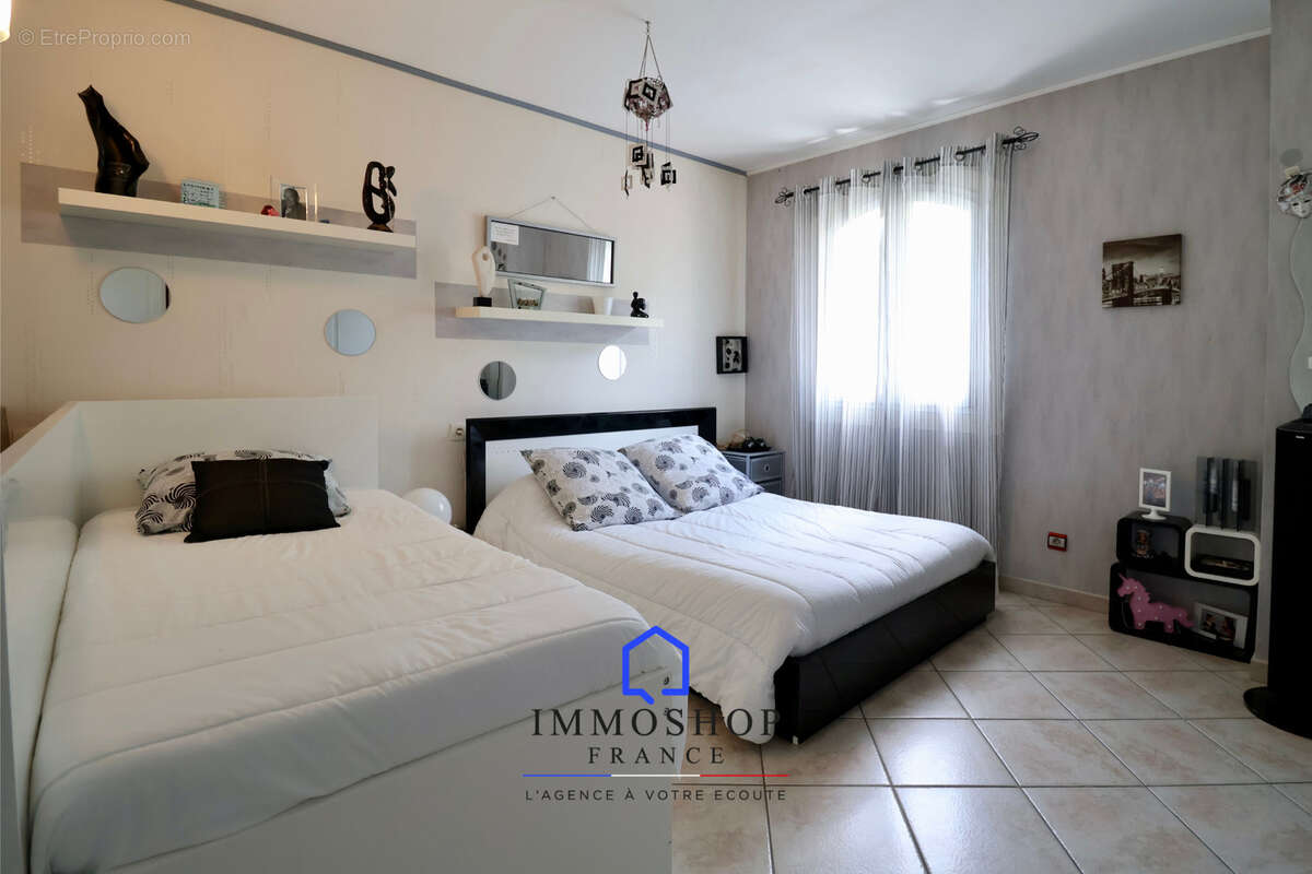 Maison à SIMIANE-COLLONGUE